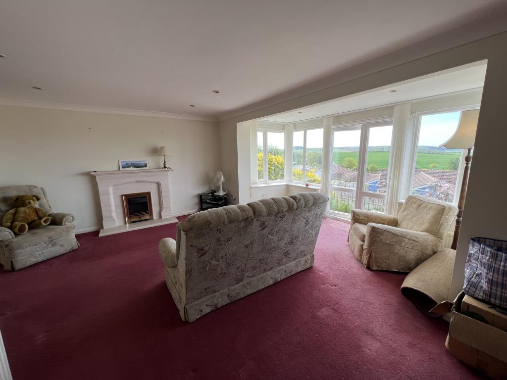 Lot: 115 - BUNGALOW FOR UPDATING WITH SPECTACULAR VIEWS - General photo of the living room